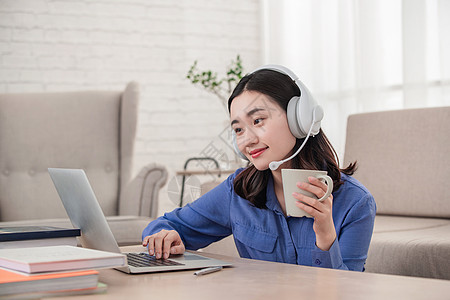 冰山上的来客 相关产品