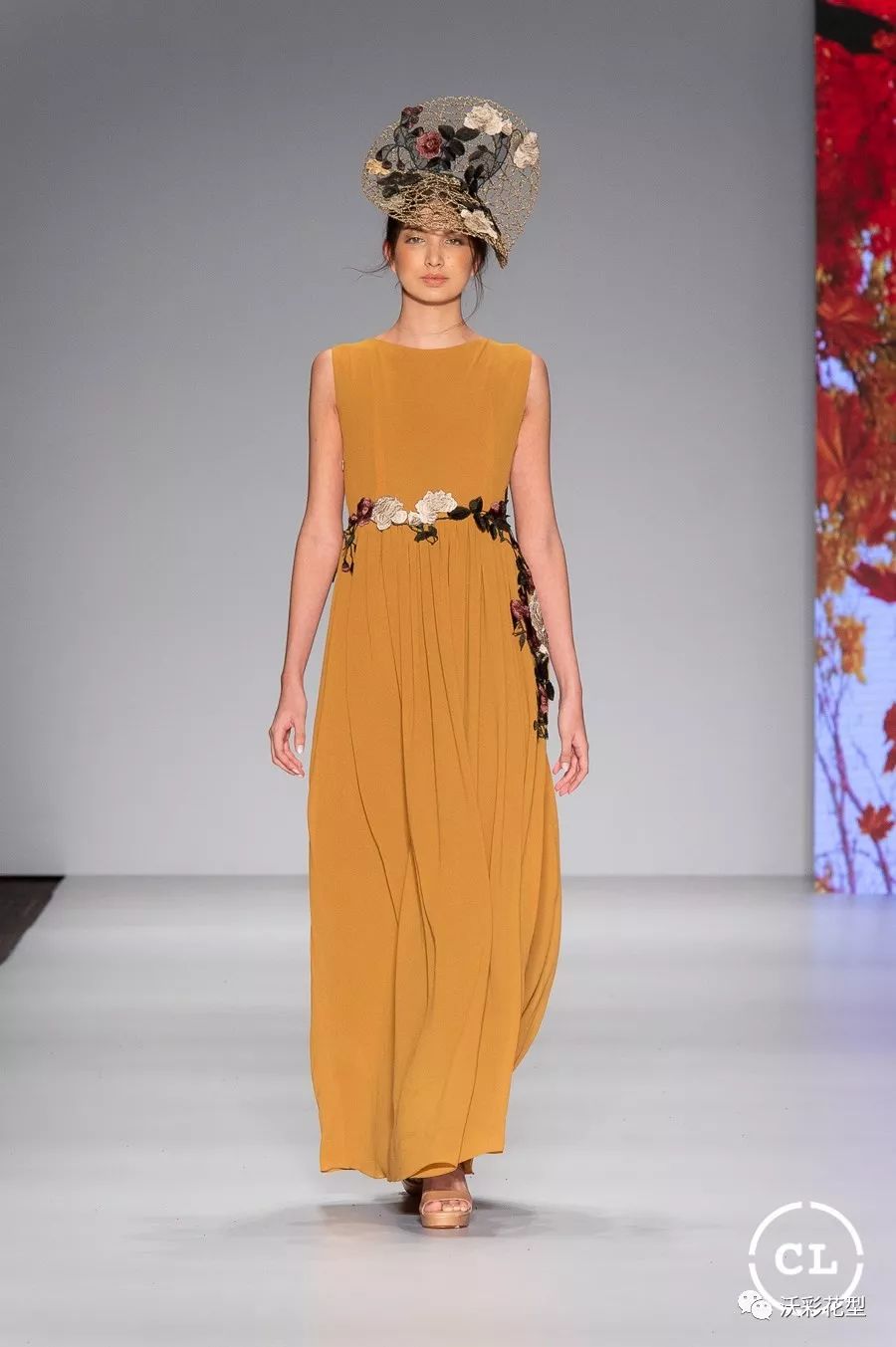 他朝那边走了 产品图片